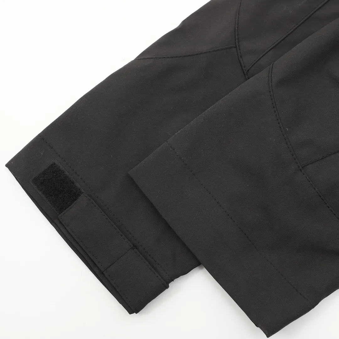 🅿️550 Stone Island/Stone Island outdoor arm logo zipper jacket. In order to restore all the texture of ZP, this year the team spent several months and finally shipped it. All excipients are restored to ZP! Highly permeable laminated fabric Gore-tex imitates water-breathable film, which feels better and more comfortable. The fabric has certain waterproof, windproof and UV-proof effects. It is one of the must-have jacket fabrics in Stone Island. It is light and thin because of the characteristics of the fabric. It is functional and full of outdoor sports. There are two pockets on the chest, and there is the logo embroidery of Stone Island nautical compass badge on the arm. It is a must-have item for outdoor travel! Size：XS-L